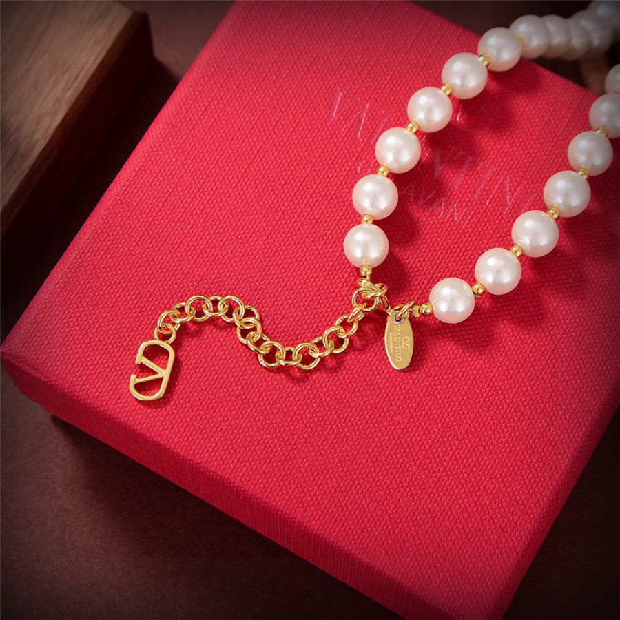 Va1e*ntin0 logo necklace