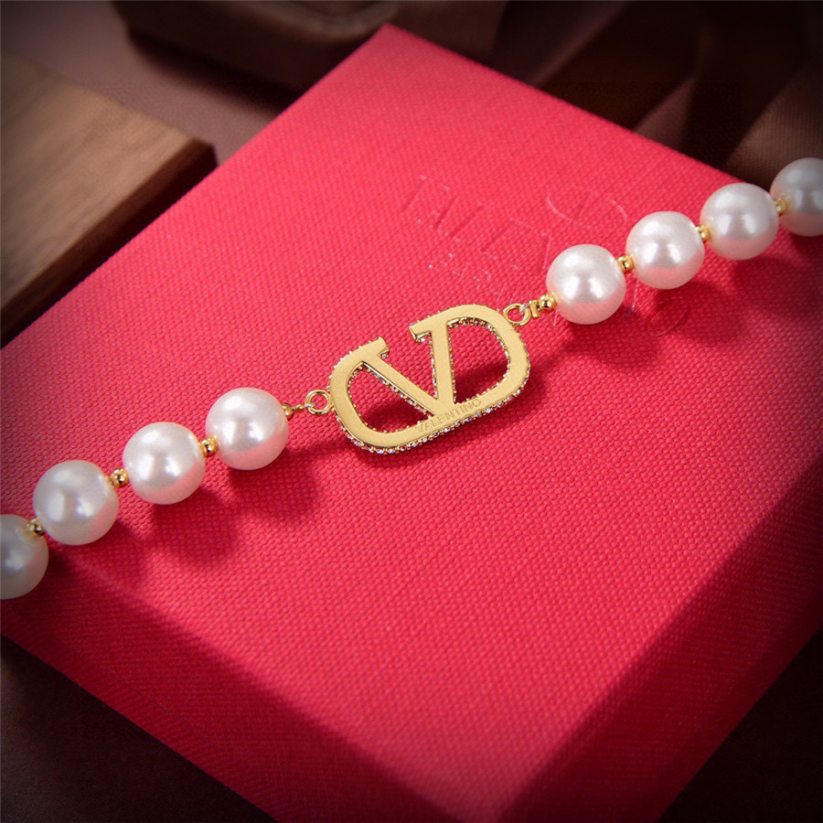 Va1e*ntin0 logo necklace