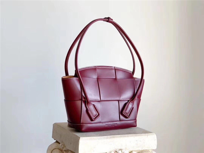 b0tt*ga Ven*ta arco 33 bag wine red