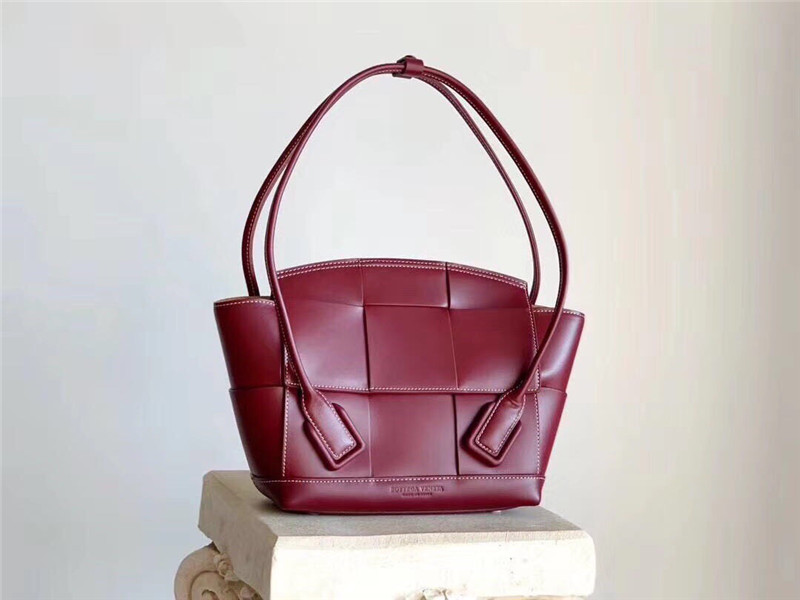 b0tt*ga Ven*ta arco 33 bag wine red