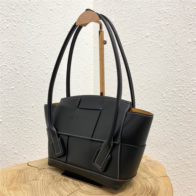 b0tt*ga Ven*ta black calfskin arco tote bag
