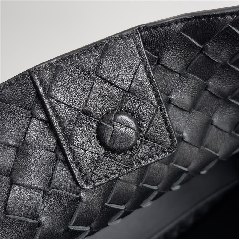 B0tt*ga andiamo medium bag in black