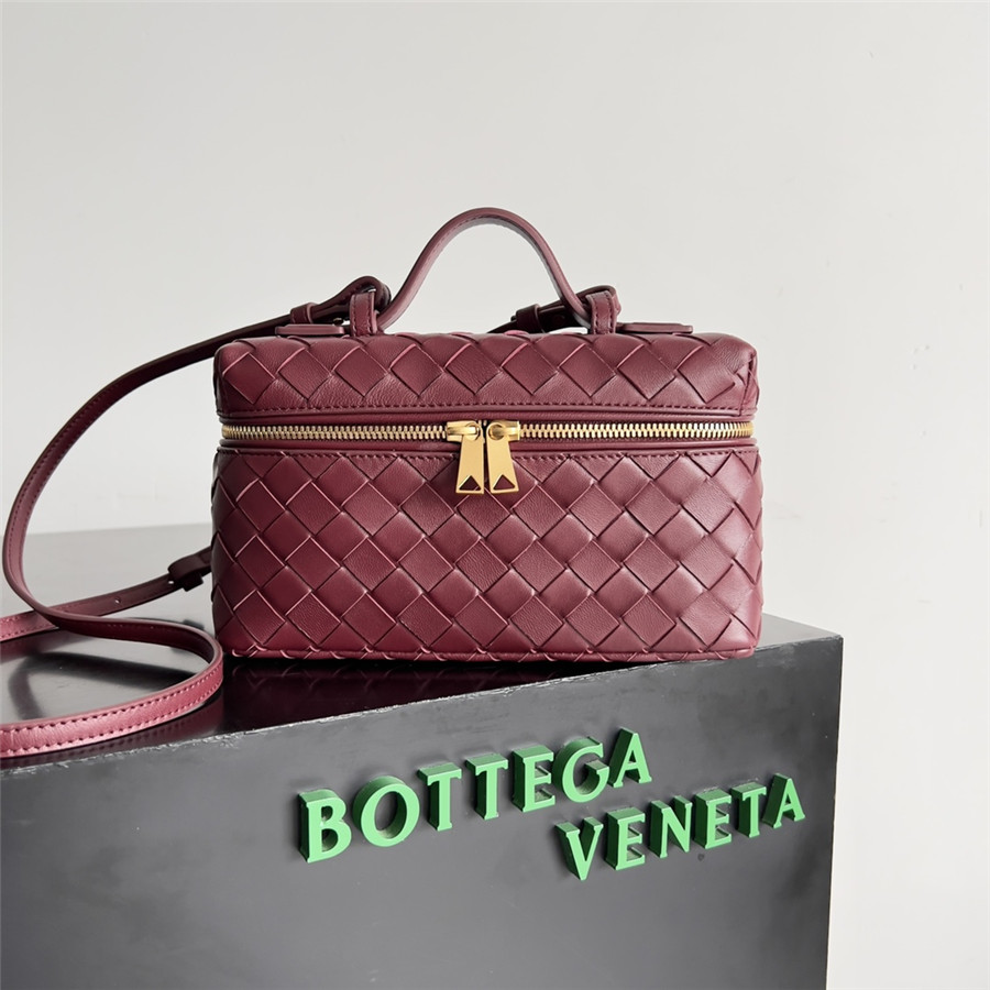 b0tt*ga Ven*ta woven zip crossbody bag