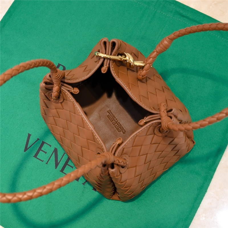 b0tt*ga Ven*ta parachute leather shoulder bag