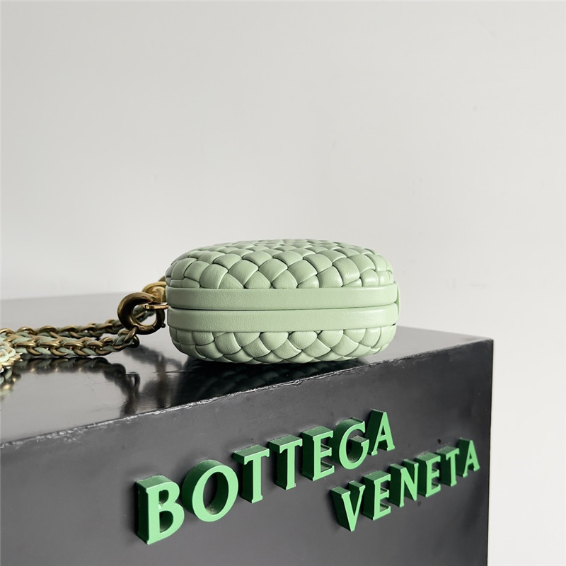 b0tt*ga Ven*ta green knot clutch bag