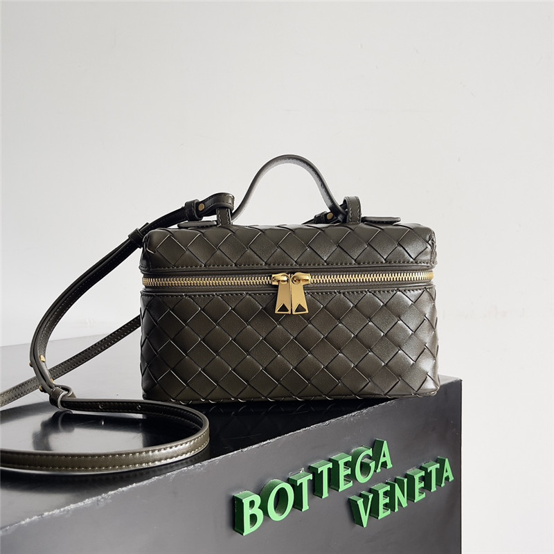 b0tt*ga Ven*ta woven zip crossbody bag