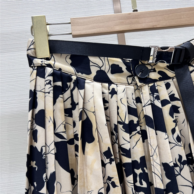 D10r pleated digital print long hem skirt