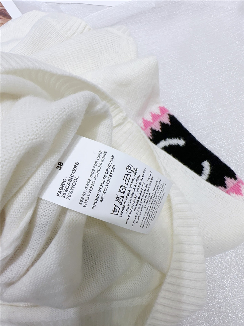 Ch**el logo cashmere sweater in elegant white