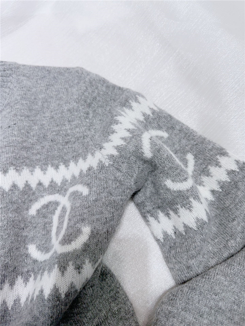 Ch**el logo cashmere sweater in elegant grey
