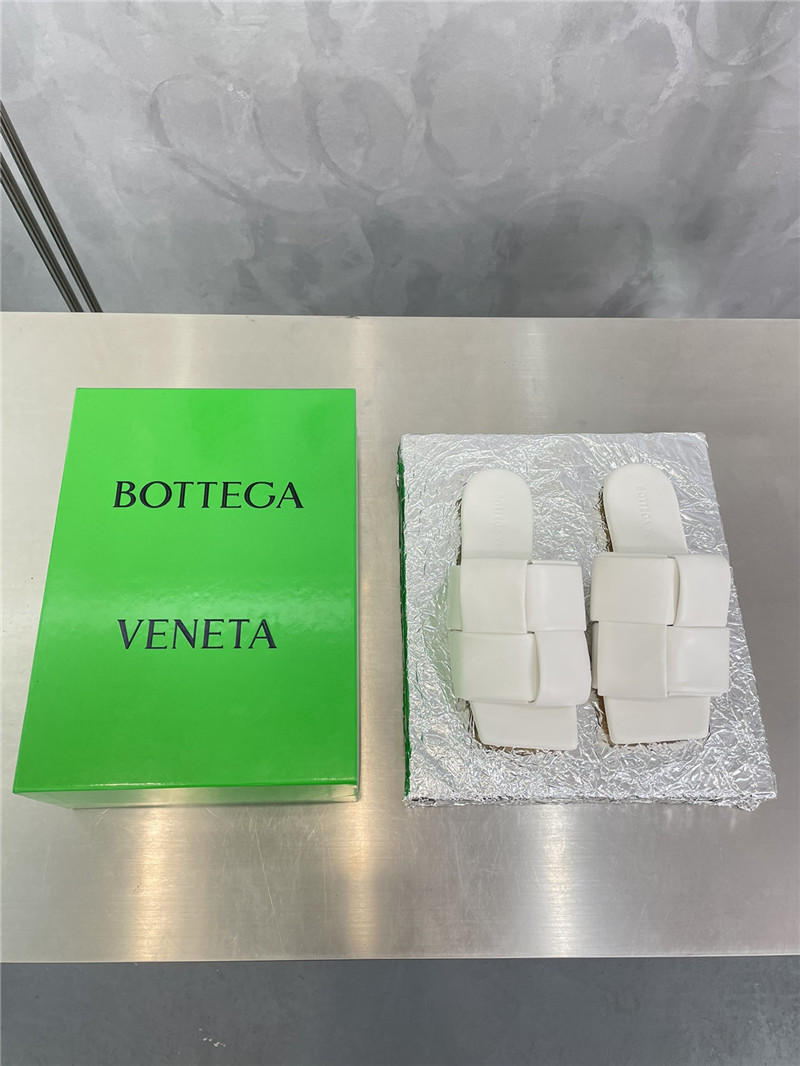 b0tt*ga Ven*ta large windmill block drag