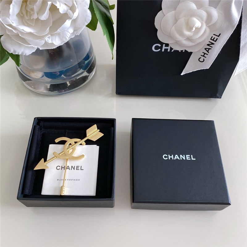 Ch**el cupid’s arrow brooch