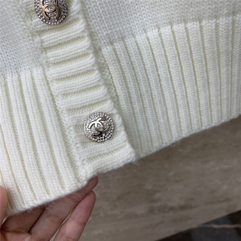 Ch**el colorful logo v-neck cardigan white