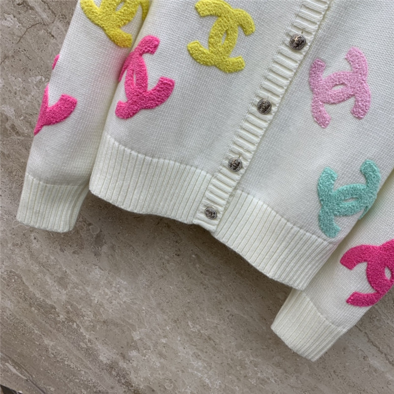Ch**el colorful logo v-neck cardigan white