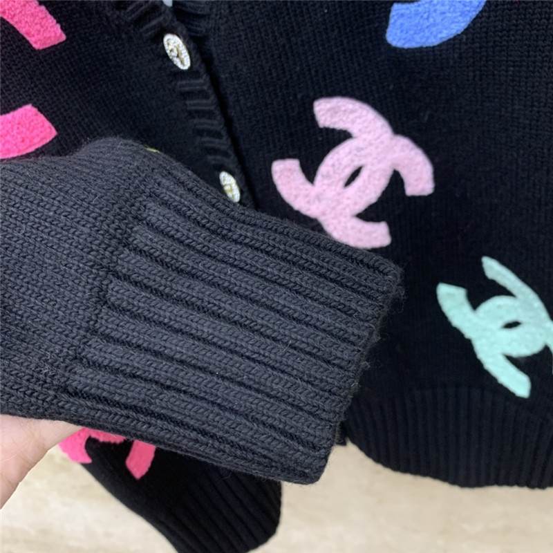 Ch**el colorful logo v-neck cardigan black