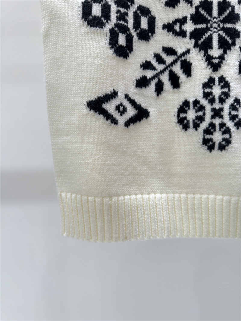 L0ew* jacquard knit turtleneck vest white