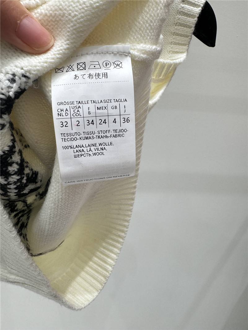 L0ew* jacquard knit turtleneck vest white