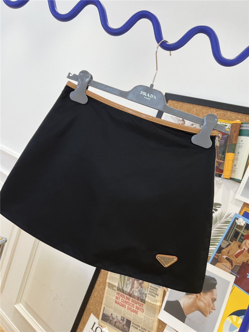 Pra*a new nylon skirt