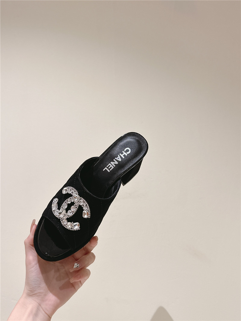 ch**el horseshoe heel D1am0nd logo slippers