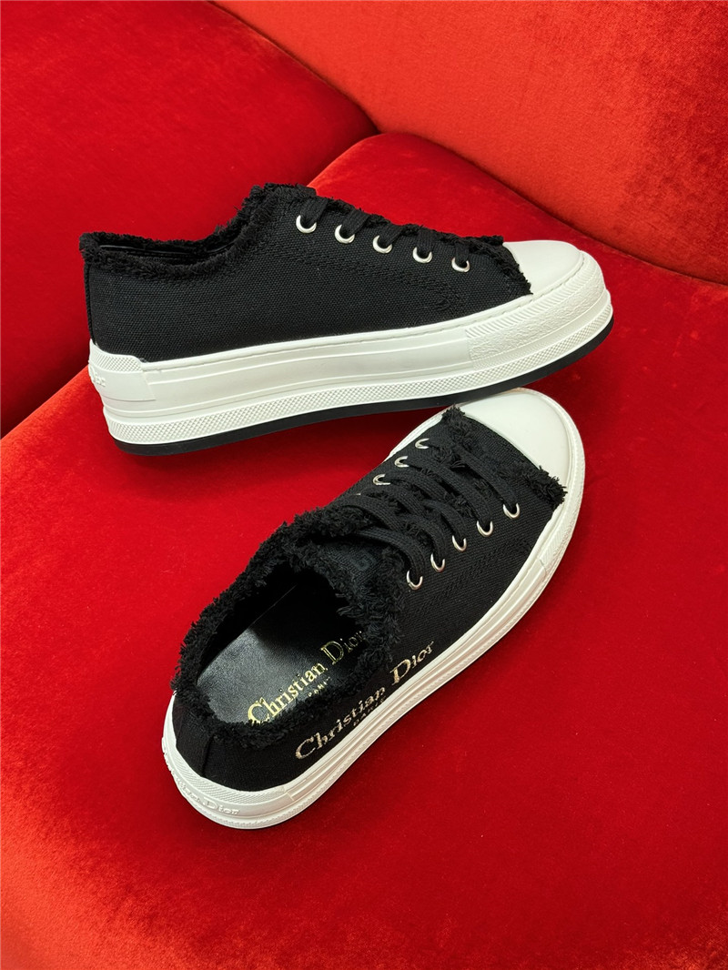 D10r women’s black platform sneakers