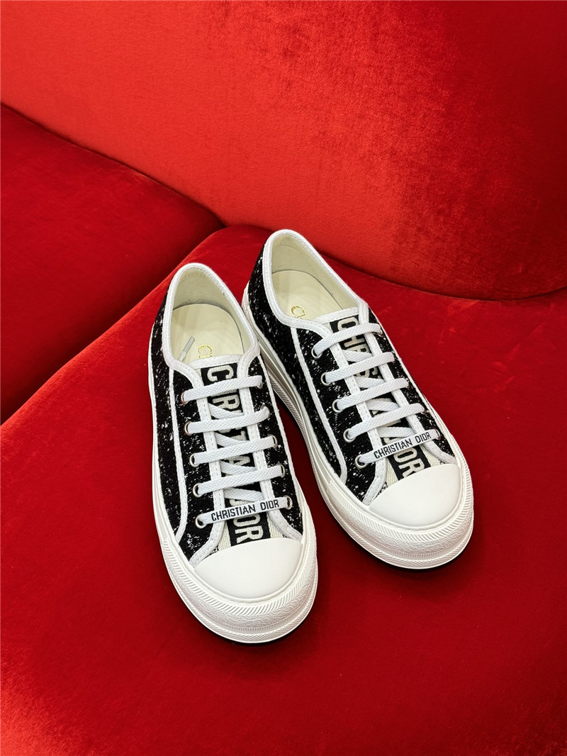 D10r women’s black & white platform sneakers