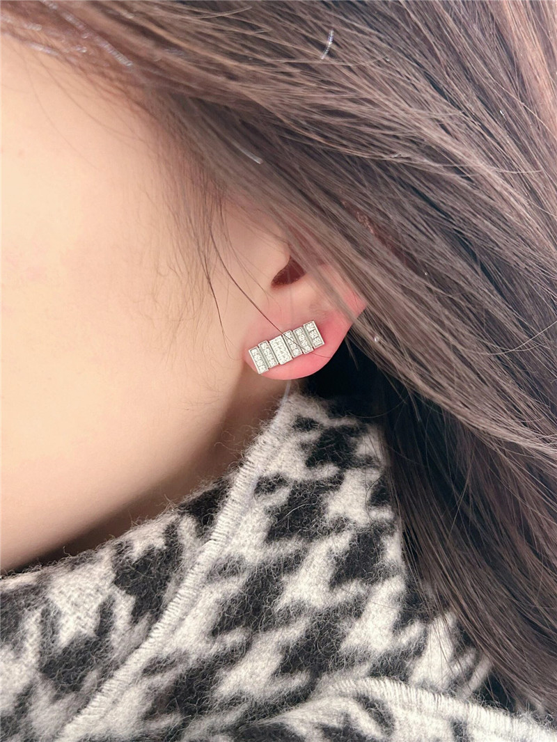 D10r gem earrings