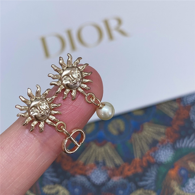 D10r sun asymmetrical earrings