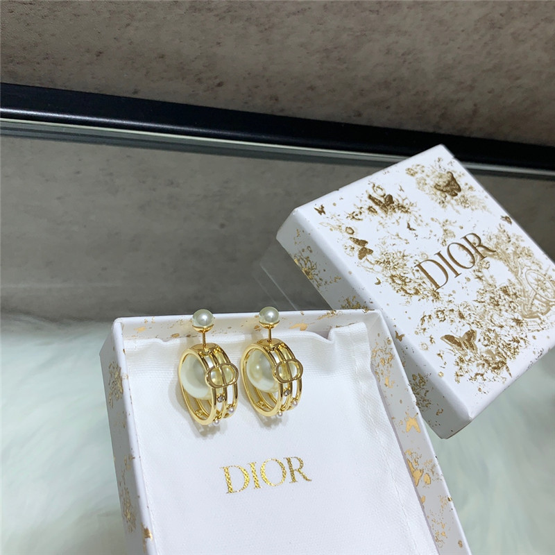 Ch**el letter double c earrings