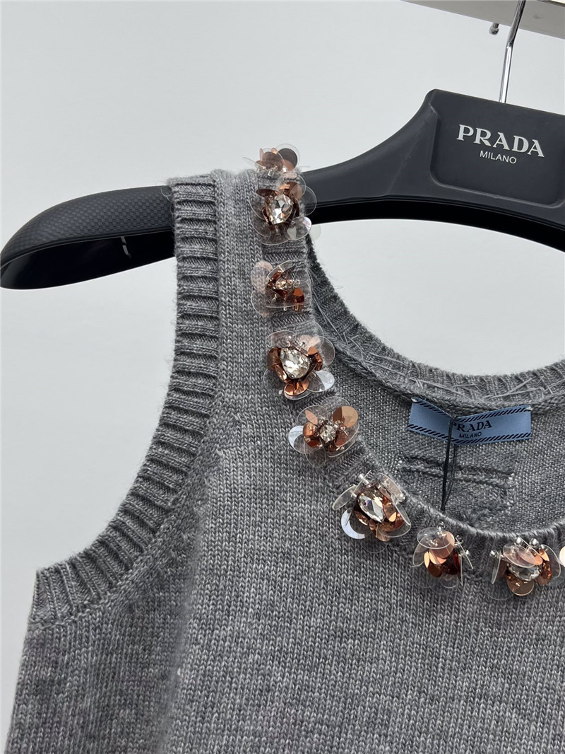 pra*a D1am0nd neckline vest