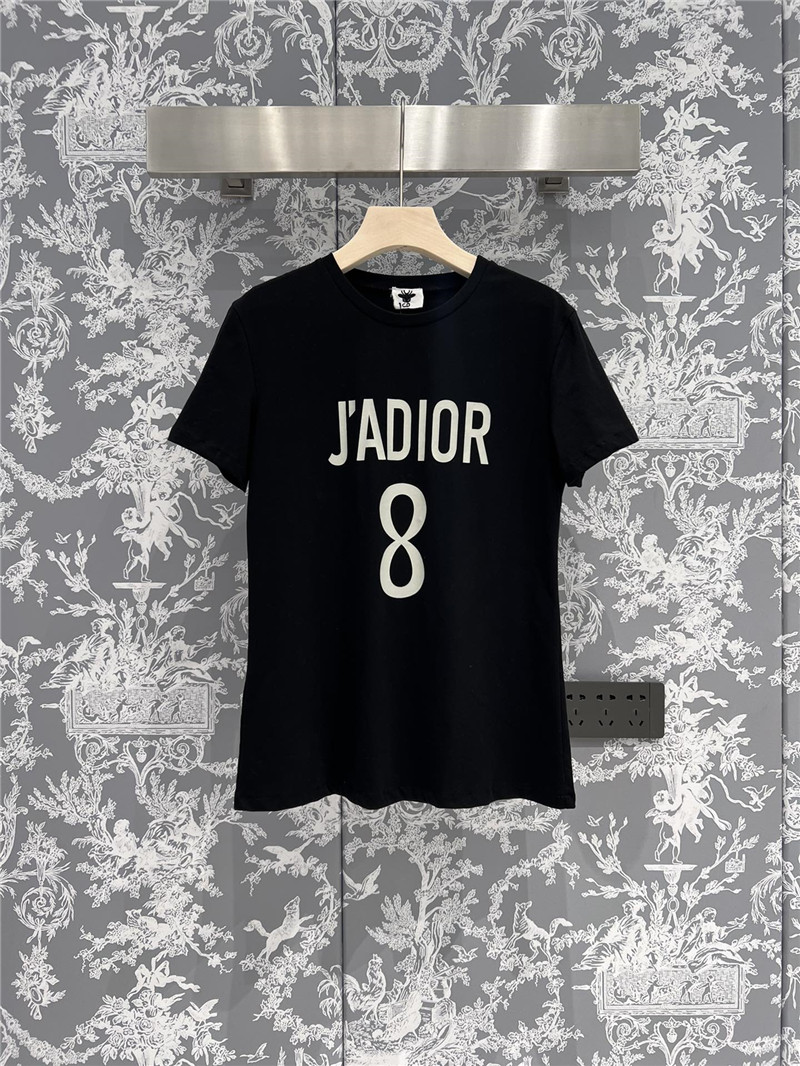 D10r printed number 8 t-shirt