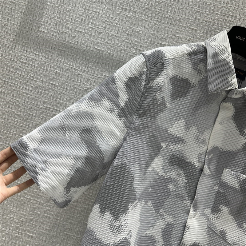 l0vis Vvtt0n lv printed honeycomb texture short-sleeved shirt