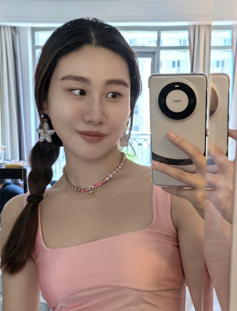ch**el color gradient D1am0nd necklace