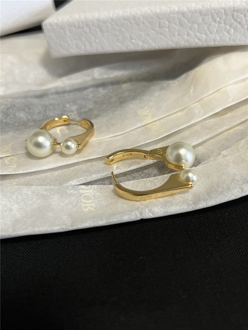 D10r large and small pearl earrings