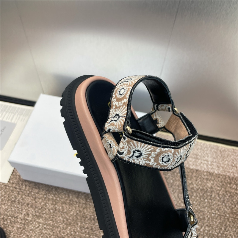 D10r d-wave canvas sandal