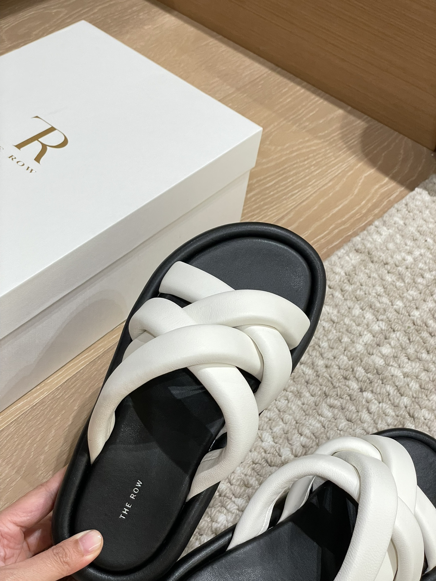 The R0w casual slippers best replica shoes website