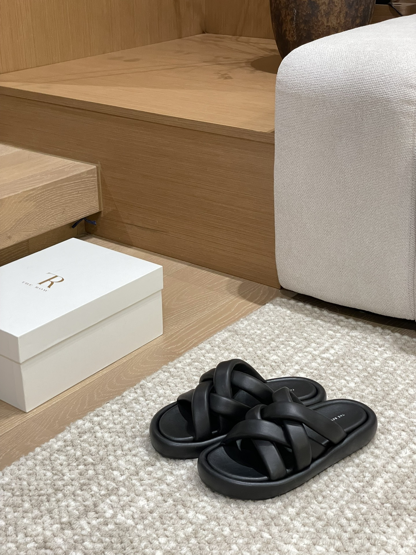 The R0w casual slippers best replica shoes website
