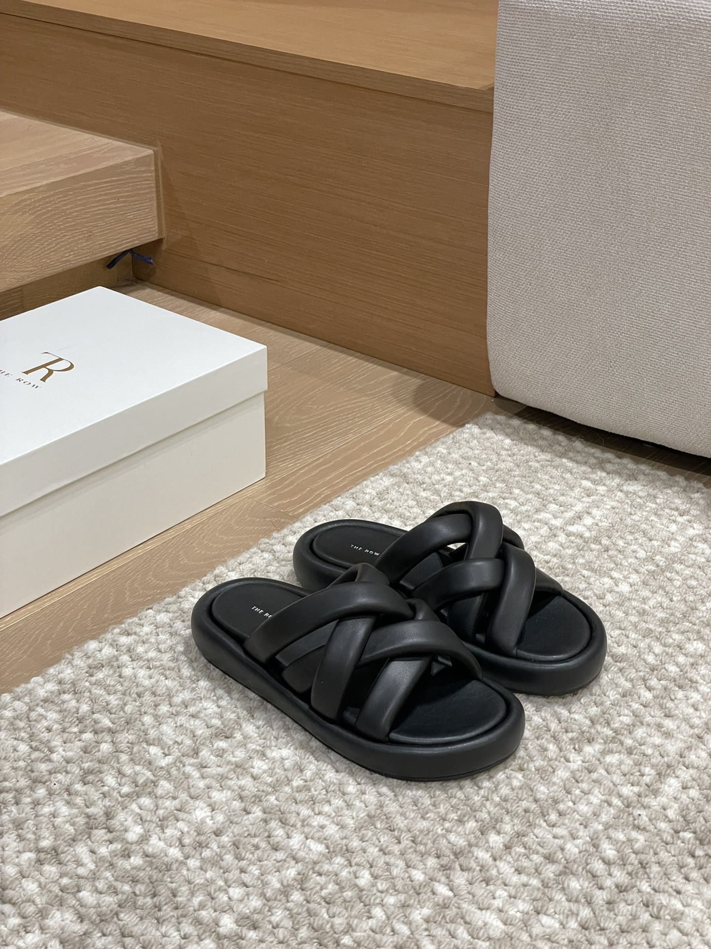 The R0w casual slippers best replica shoes website