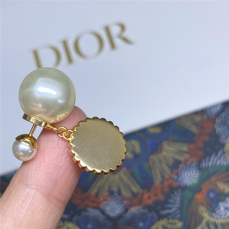 D10r r glass pearl earrings