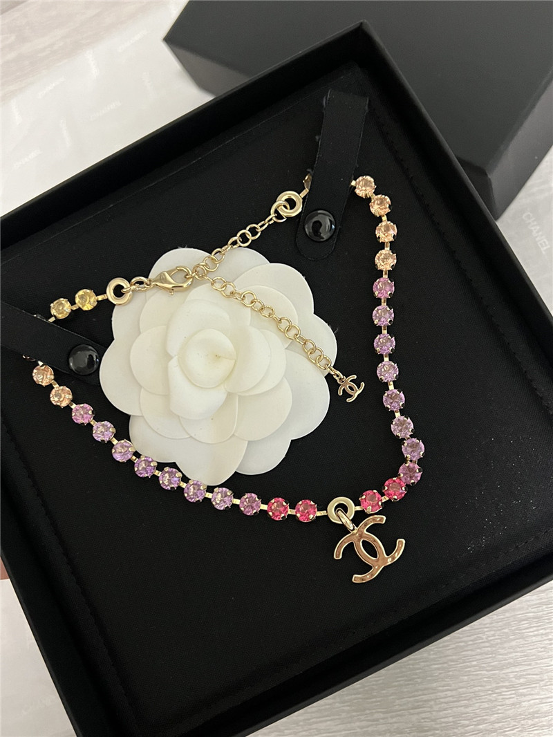 ch**el color gradient D1am0nd necklace