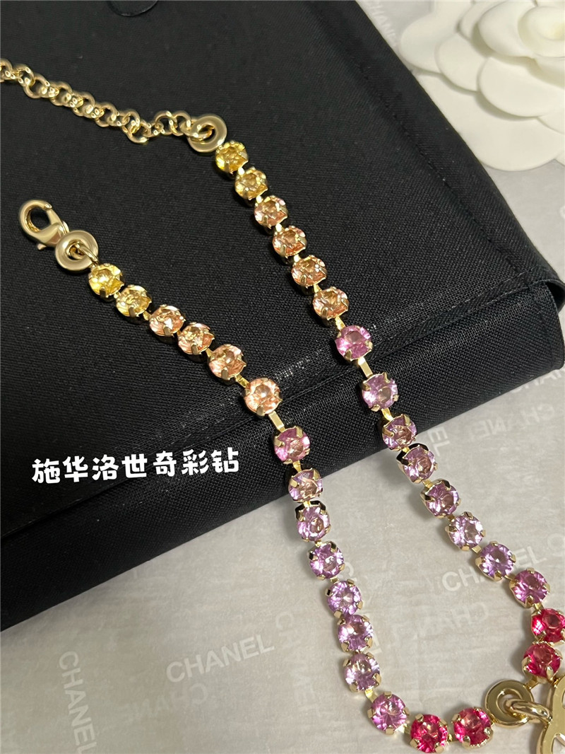 ch**el color gradient D1am0nd necklace