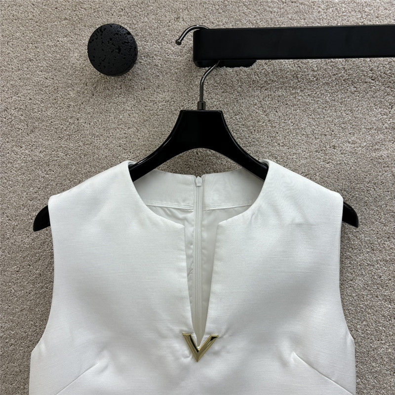Va1e*ntin0 v button sleeveless dress replica clothing sites