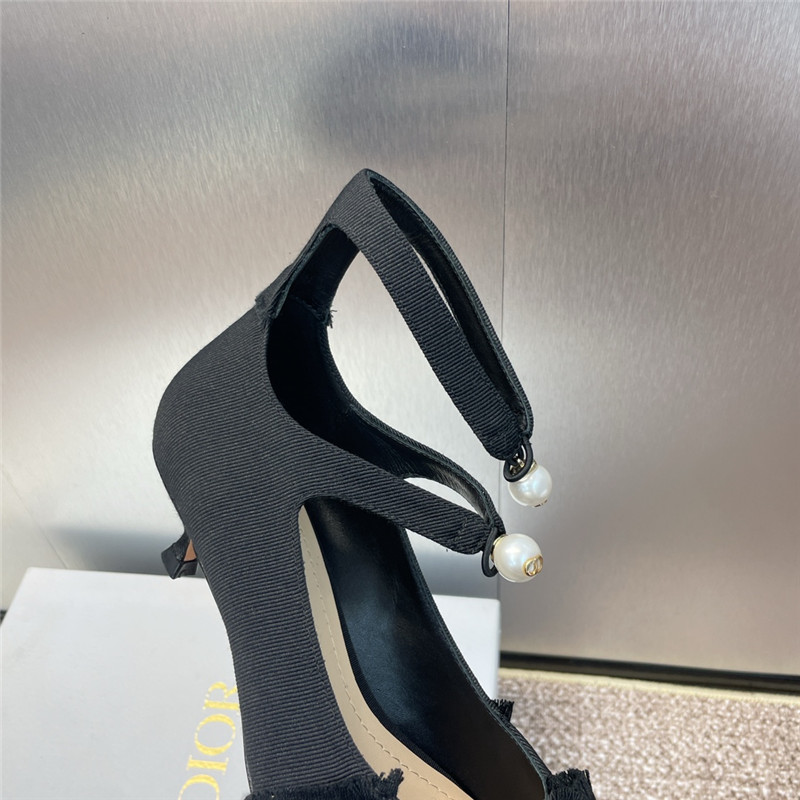 D10r aD10rable black fringed grosgrain pump