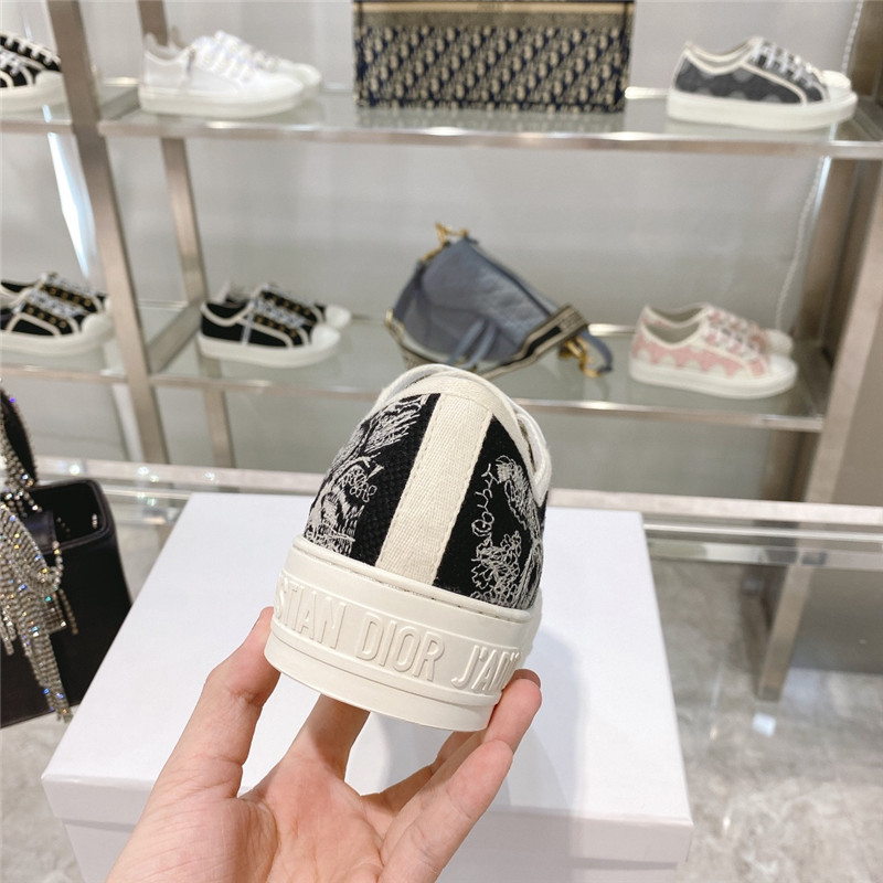 D10r embroidered walk’n sneakers