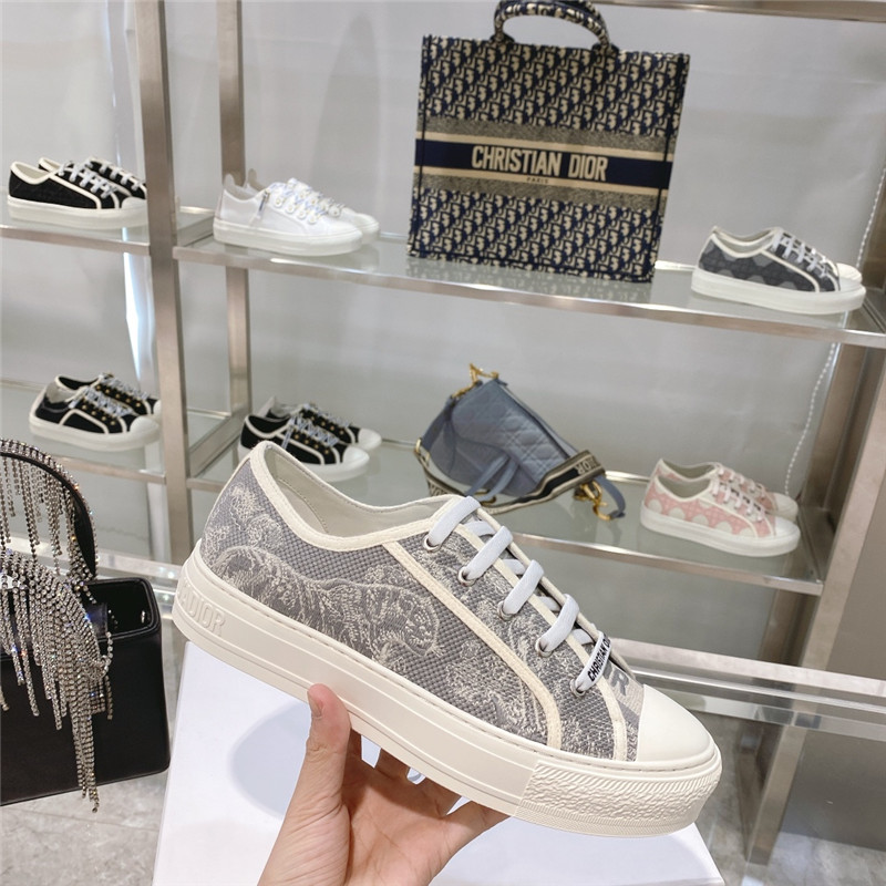D10r embroidered walk’n sneakers gray