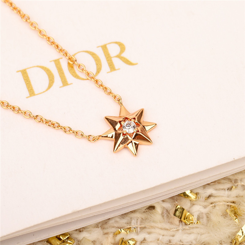 D10r eight-pointed star necklace