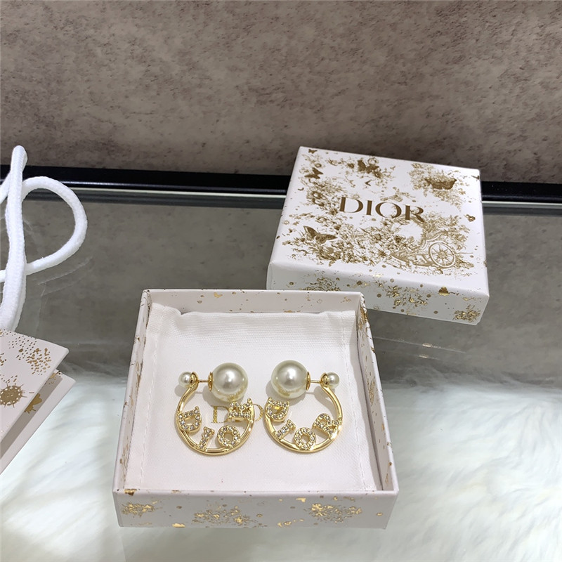 D10r letter pearl earrings