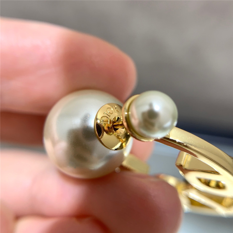 D10r letter pearl earrings
