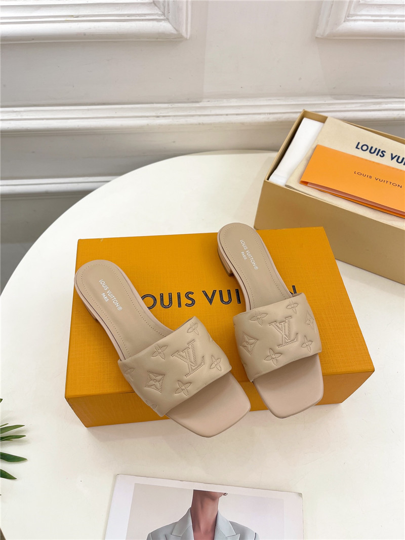 l0vis Vvtt0n revival flat mules beige