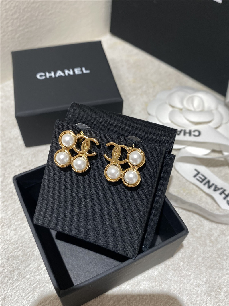 Ch**el three pearl earrings