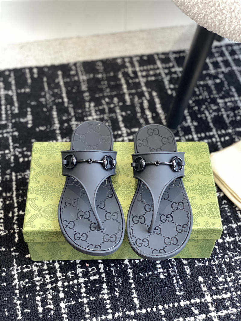 Gvc*1 horsebit thong sandals in black