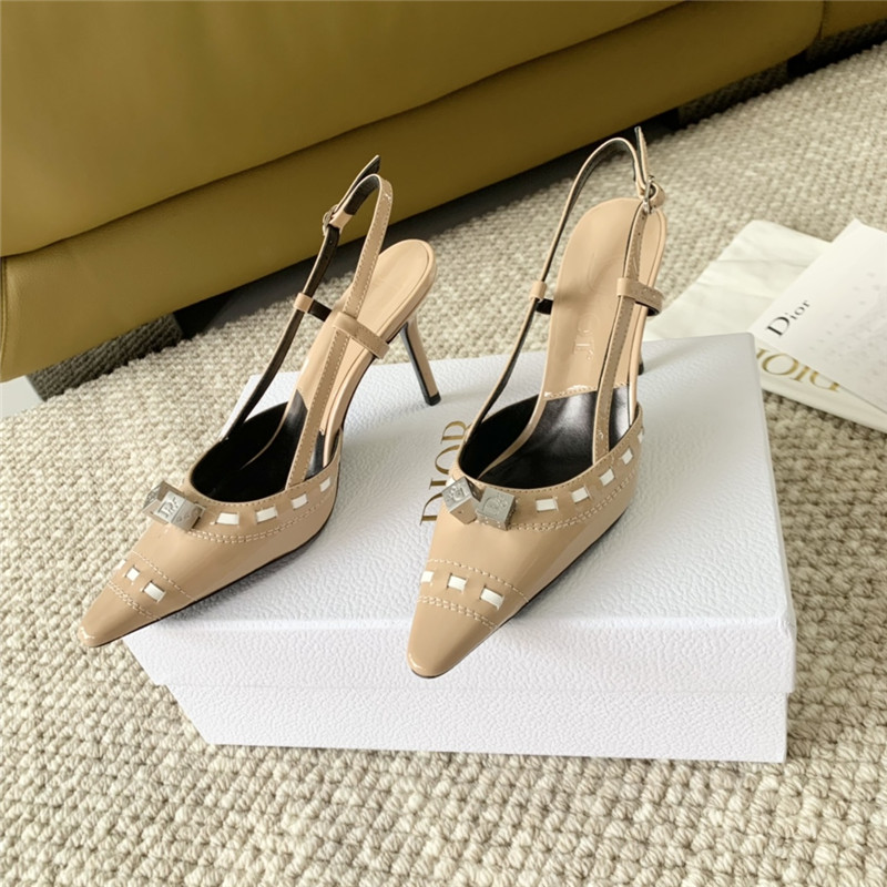 D10r patent leather pointed toe pumps in beige